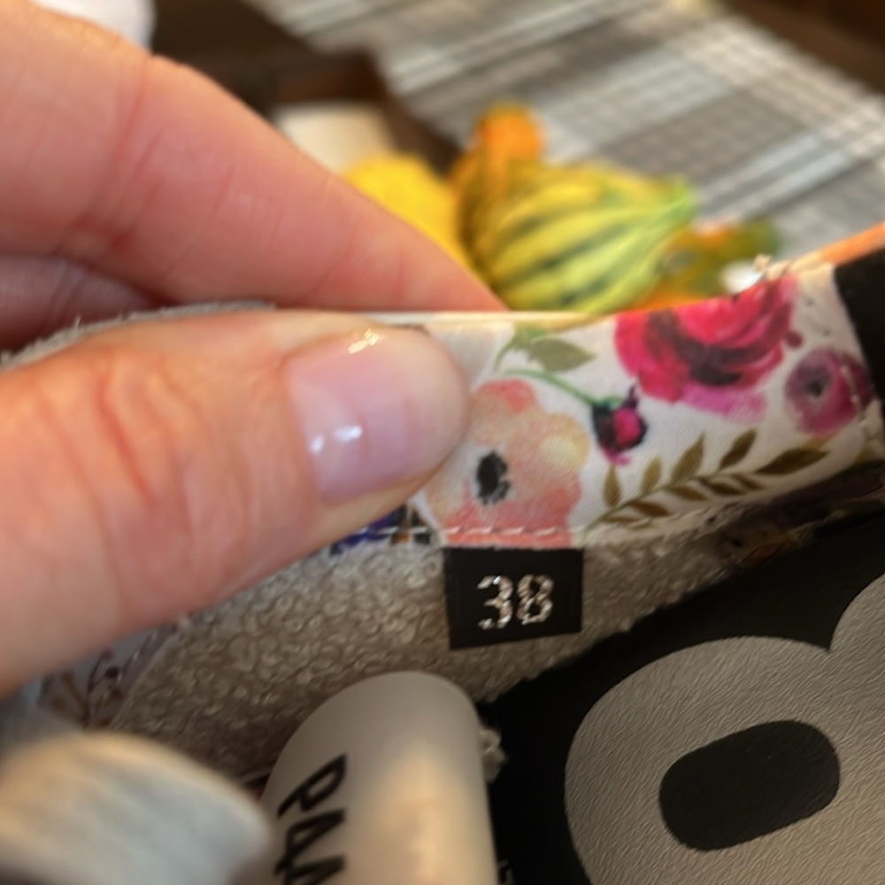 p448 Women’s sneaker. John Floral. Size 38. - Picture 5 of 5